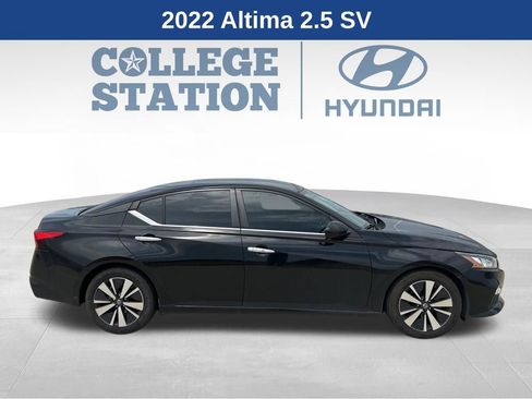 Used 2022 Nissan Altima 2.5 SV FWD image 2