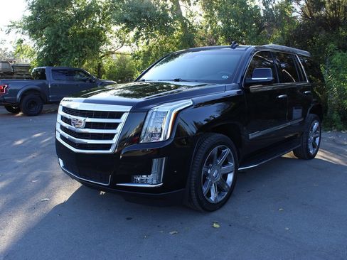 Used 2017 Cadillac Escalade Luxury RWD image 4