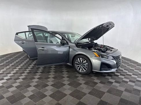 Used 2025 Nissan Altima 2.5 SV FWD image 16