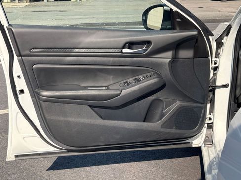 Used 2025 Nissan Altima 2.5 SV FWD image 18