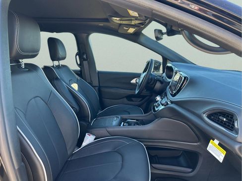 New 2026 Chrysler Pacifica Limited FWD image 13