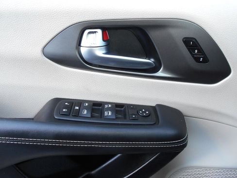 Certified 2024 Chrysler Pacifica Touring-L image 17