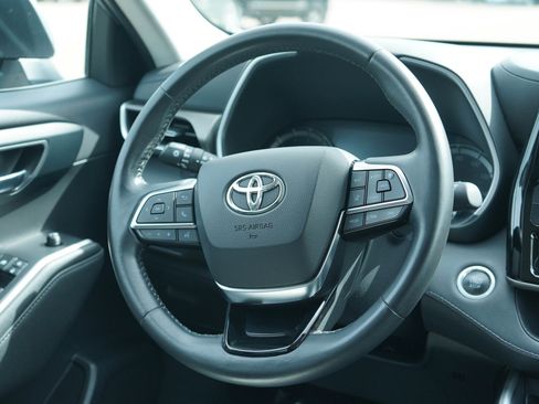 Used 2021 Toyota Highlander XLE AWD/4WD image 15