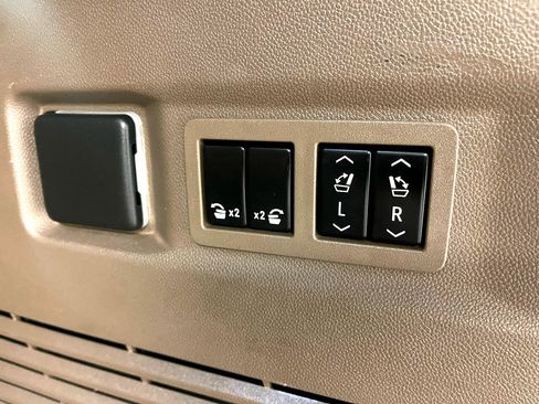 Used 2021 GMC Yukon Denali w/ Denali Premium Package image 21