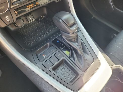 Used 2021 Toyota RAV4 XLE FWD image 17