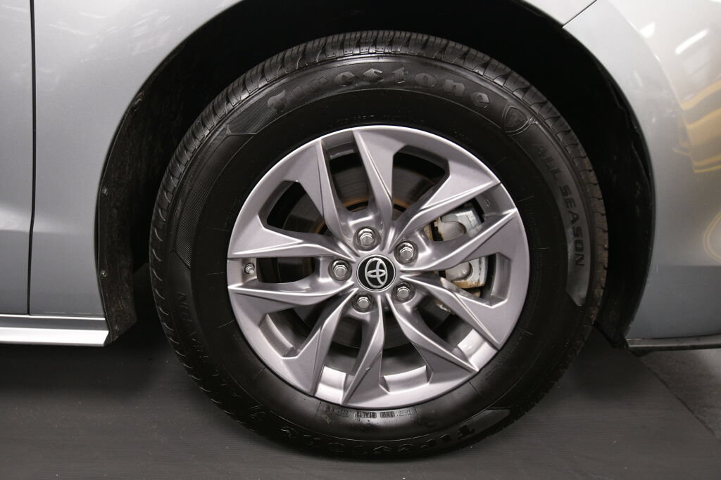 Certified 2024 Toyota Sienna XLE FWD image 32