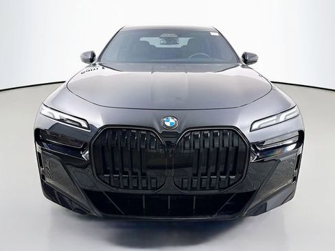 Used 2025 BMW 760i xDrive image 2