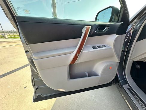 Used 2012 Toyota Highlander Limited w/ Tow Pkg FWD image 30