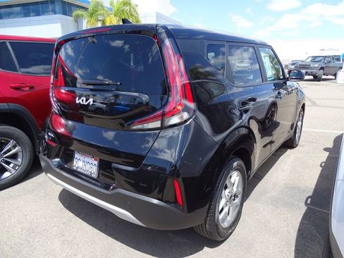 Used 2023 Kia Soul LX w/ LX Technology Package FWD image 4