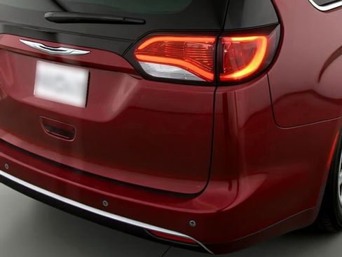 Used 2017 Chrysler Pacifica Touring-L image 12