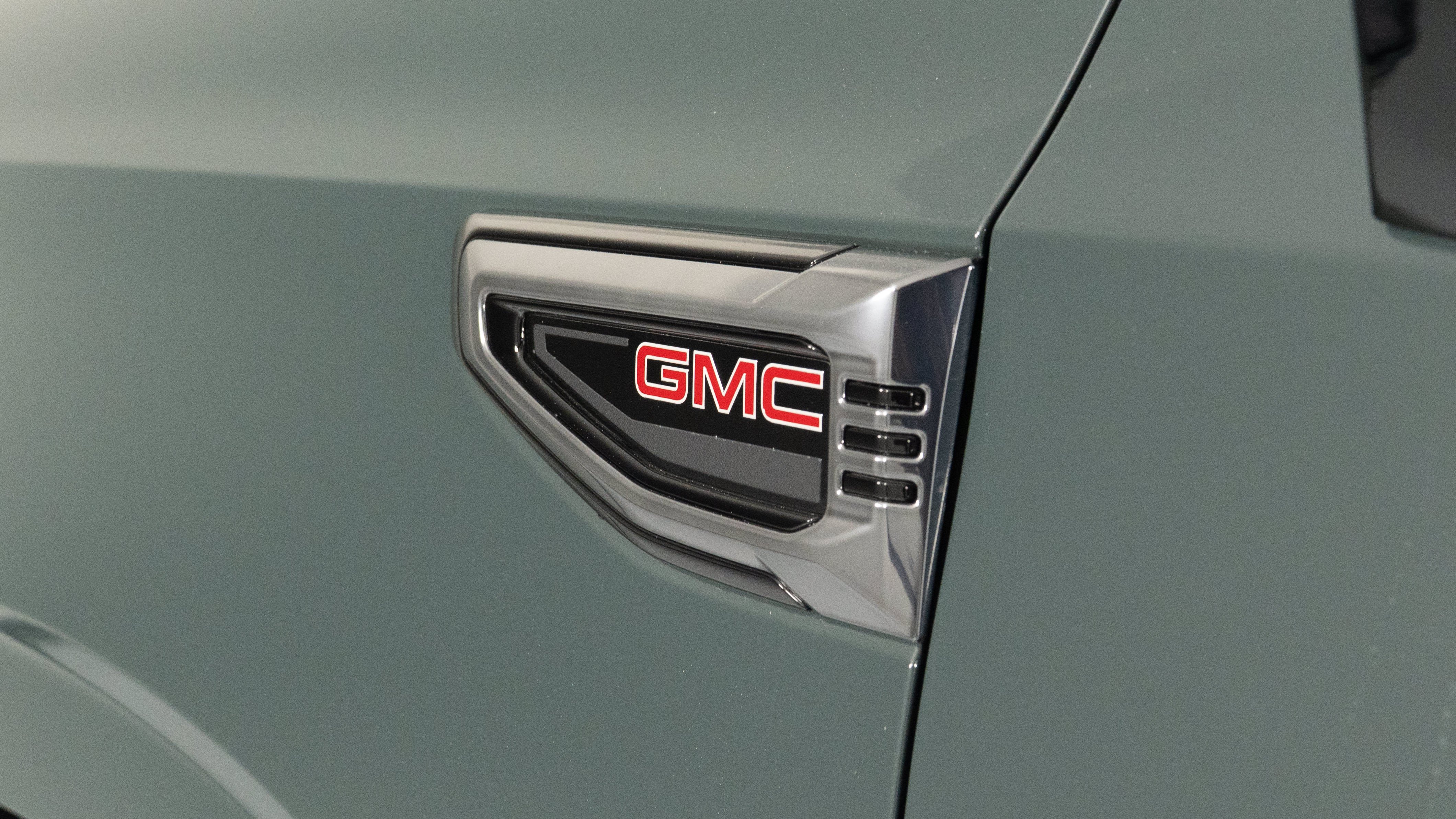 Used 2025 GMC Yukon AT4 w/ AT4 Premium Plus Package AWD/4WD image 16