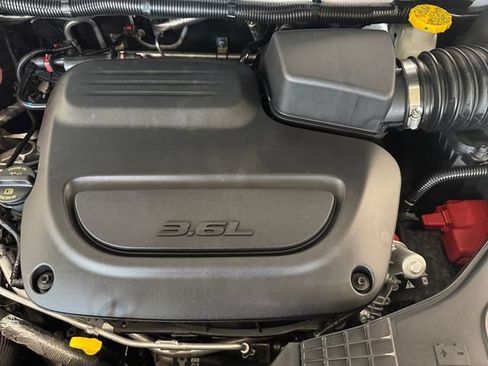 Used 2025 Chrysler Pacifica Limited AWD/4WD image 7