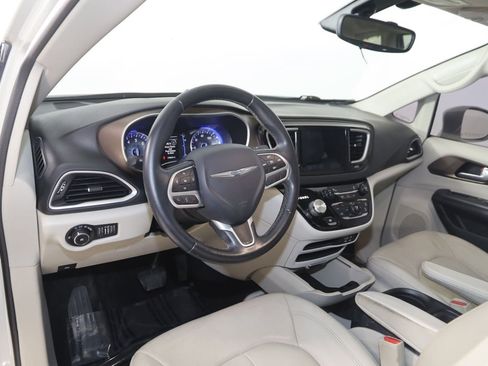 Used 2017 Chrysler Pacifica Touring-L w/ Tire & Wheel Group FWD image 26