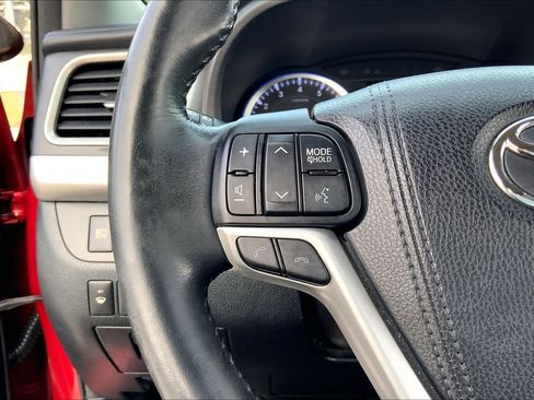 Used 2017 Toyota Highlander SE FWD image 23