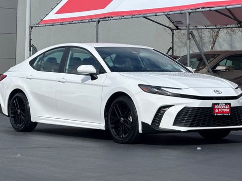 Certified 2025 Toyota Camry SE image 5