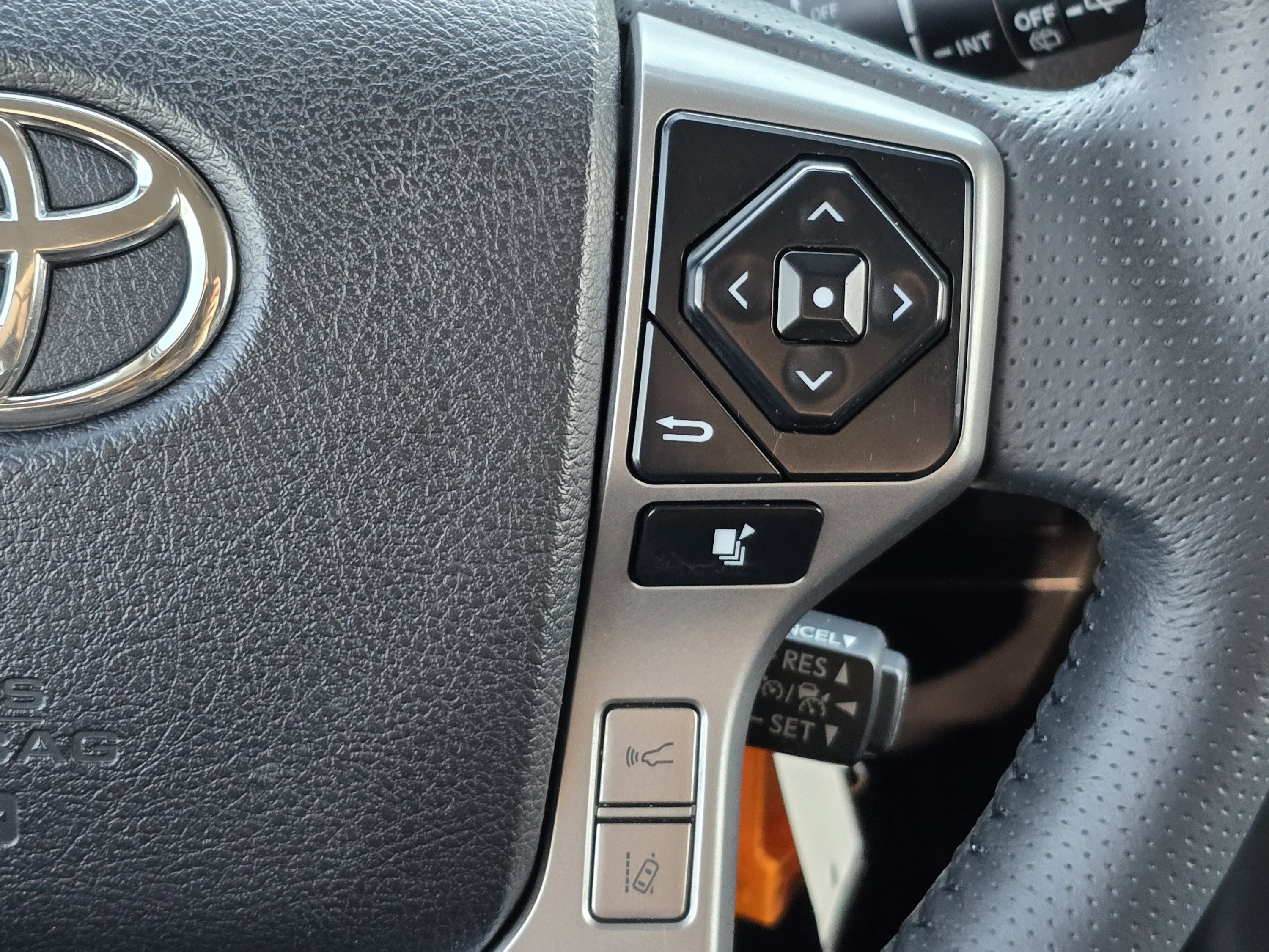 Used 2020 Toyota 4Runner SR5 AWD/4WD image 12