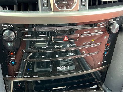 Used 2021 Lexus LX 570 4WD w/ Luxury Package image 22