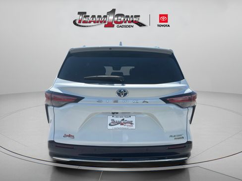 Used 2022 Toyota Sienna Platinum FWD image 6