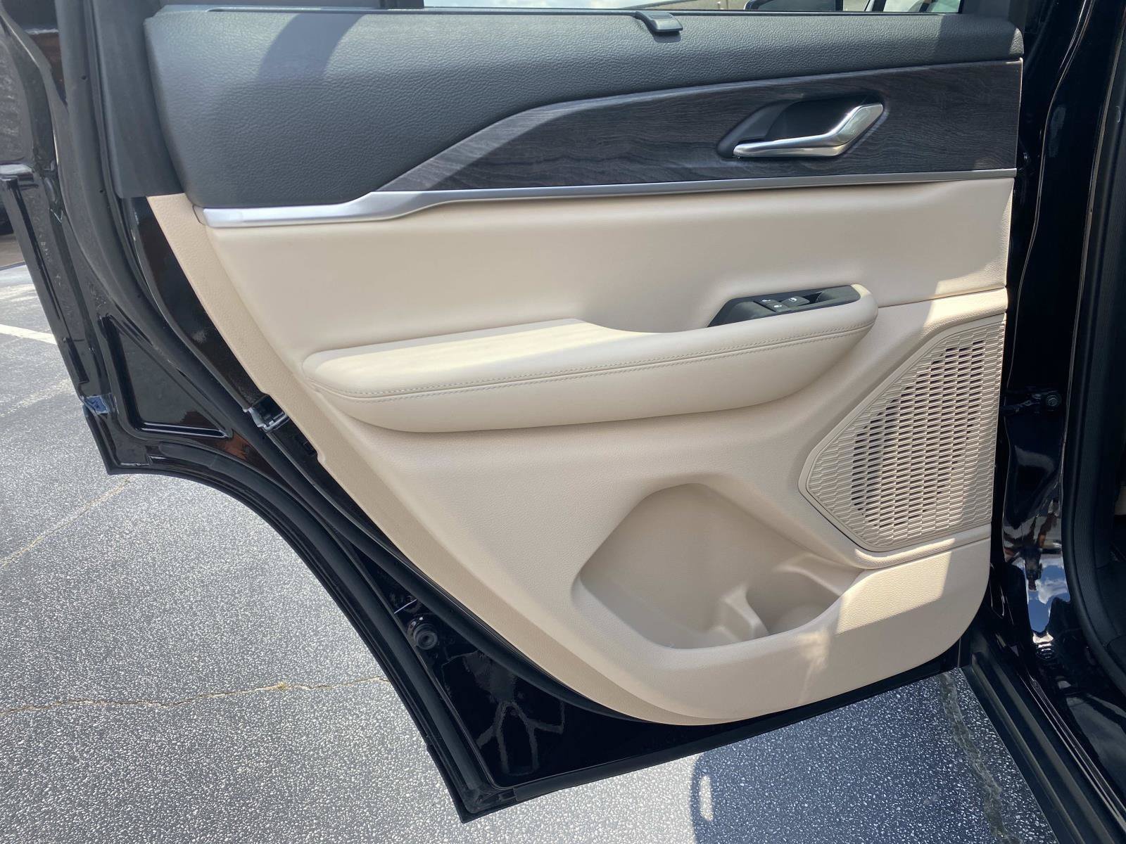 Used 2024 Jeep Grand Cherokee Limited w/ Luxury Tech Group II RWD image 17