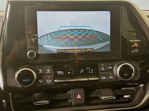 Used 2024 Toyota Highlander LE FWD image 25