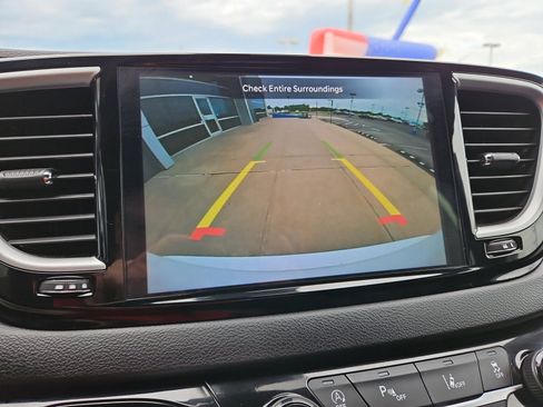 Used 2025 Chrysler Pacifica Select FWD image 10