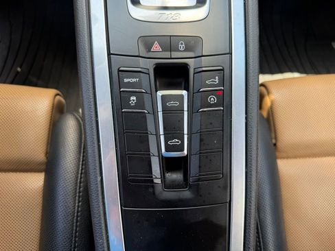 Used 2018 Porsche 718 Boxster RWD image 31