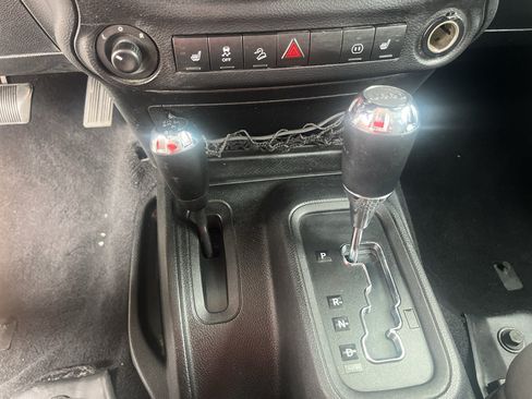 Used 2012 Jeep Wrangler Unlimited Sahara w/ Connectivity Group AWD/4WD image 23