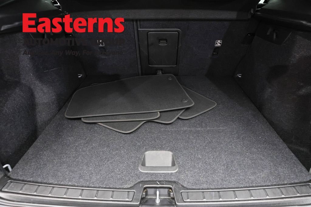 Used 2021 Volvo XC40 T4 Momentum FWD image 11