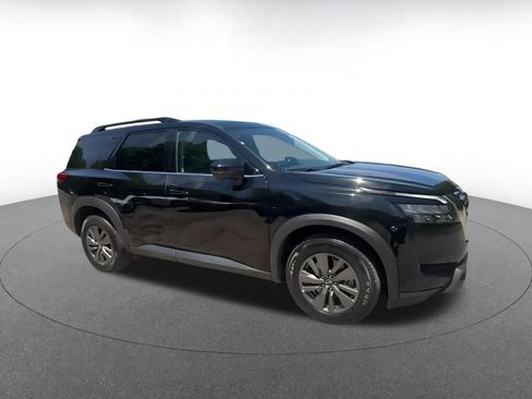 Used 2025 Nissan Pathfinder SV FWD image 2