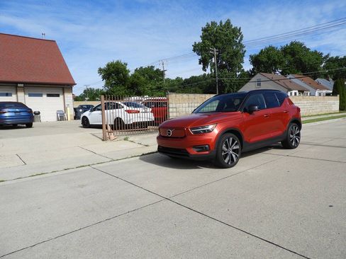 Used 2021 Volvo XC40 P8 Recharge w/ Advanced Package AWD/4WD image 6