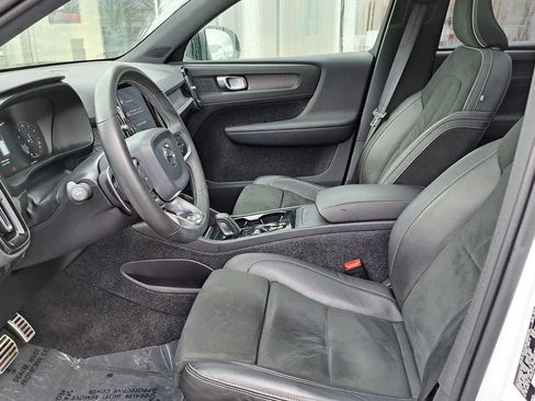 Used 2020 Volvo XC40 T5 R-Design image 19