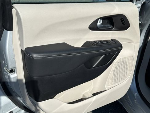 Used 2024 Chrysler Pacifica Touring-L image 9