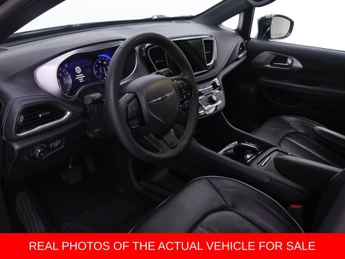 Used 2025 Chrysler Pacifica Limited FWD image 3