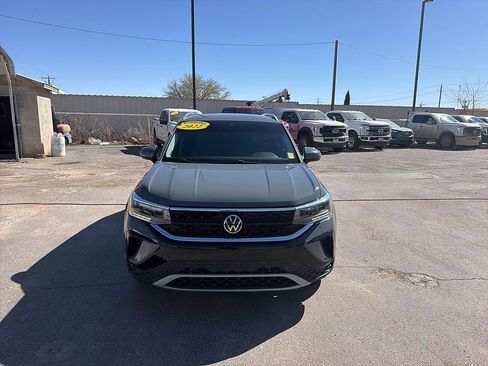 Used 2022 Volkswagen Taos SE image 2