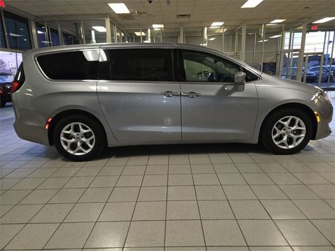 Used 2018 Chrysler Pacifica Touring Plus w/ Tire & Wheel Group image 9