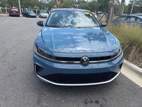 Used 2025 Volkswagen Jetta SE FWD image 4
