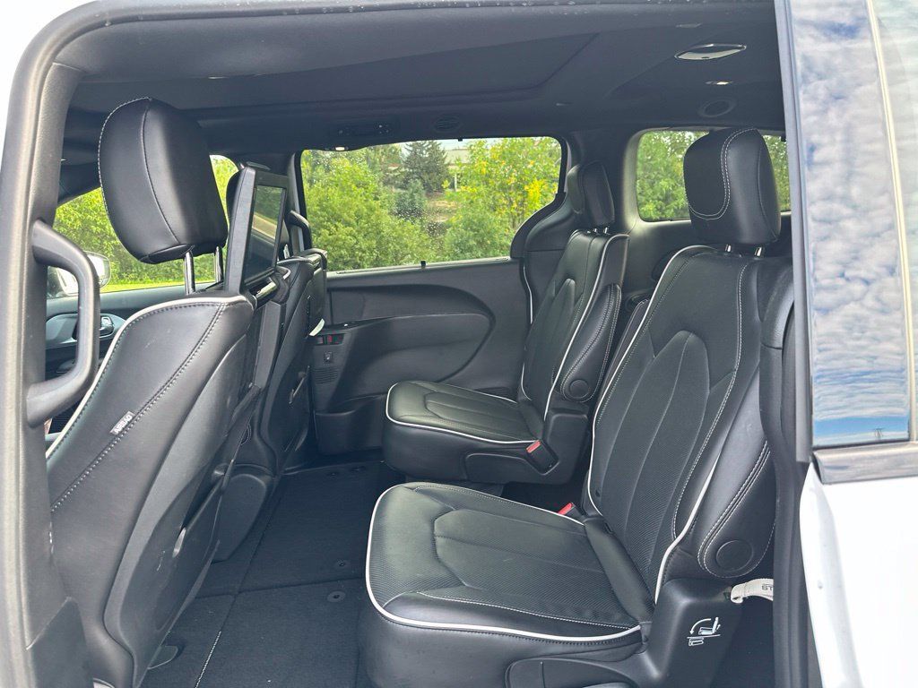 Used 2025 Chrysler Pacifica Limited w/ Uconnect Theater Family Group FWD image 14