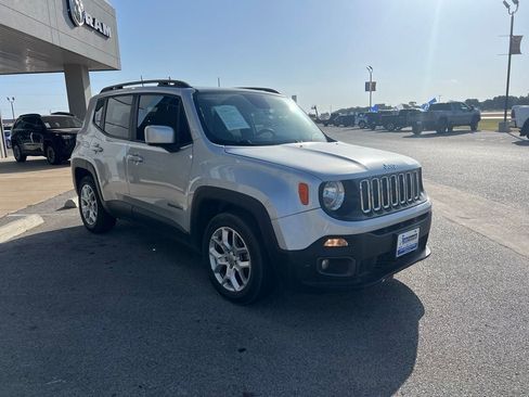 Used 2018 Jeep Renegade Latitude FWD image 7