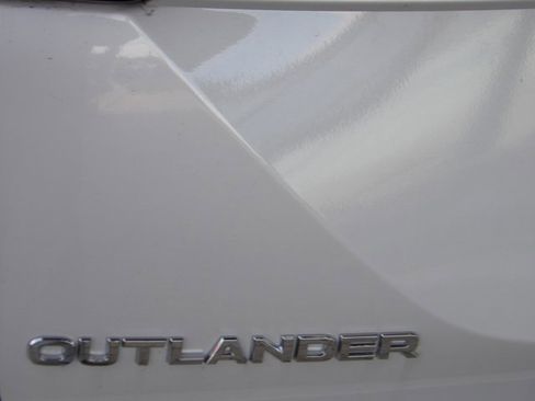 New 2025 Mitsubishi Outlander SE image 8