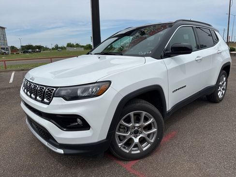 Used 2025 Jeep Compass Limited AWD/4WD image 3