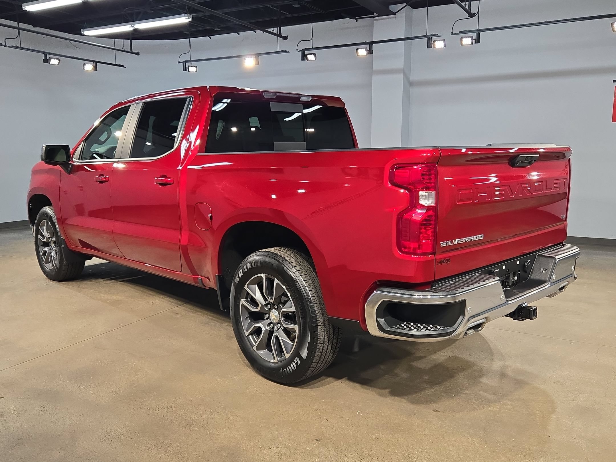 Used 2022 Chevrolet Silverado 1500 LT AWD/4WD image 5