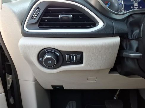 Used 2023 Chrysler Pacifica Touring-L FWD image 23