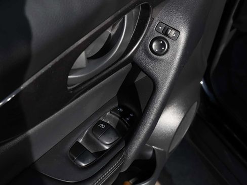 Used 2019 Nissan Rogue S AWD/4WD image 40
