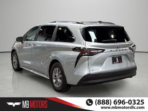 Used 2025 Toyota Sienna XLE FWD image 3