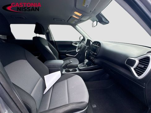 Used 2025 Kia Soul LX w/ LX Technology Package FWD image 35