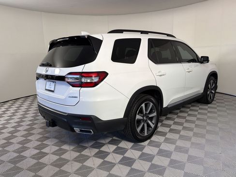 Certified 2025 Honda Pilot Touring image 9