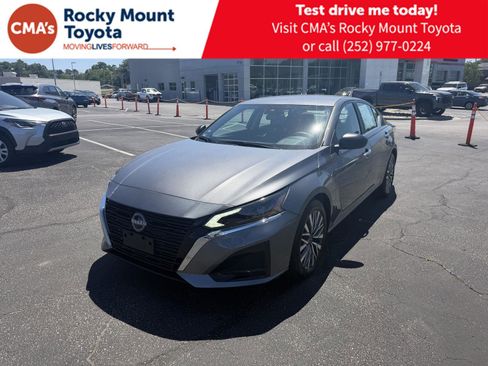 Used 2025 Nissan Altima 2.5 SV FWD image 3