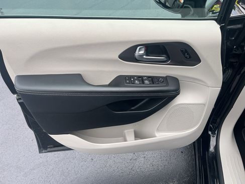 Used 2024 Chrysler Pacifica Touring-L FWD image 10