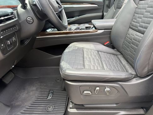 Used 2025 Cadillac Escalade Sport Platinum w/ LPO, ONYX Package AWD/4WD image 17