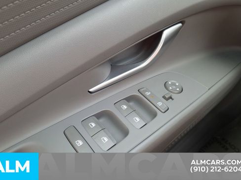 Used 2025 Hyundai Elantra SE image 14